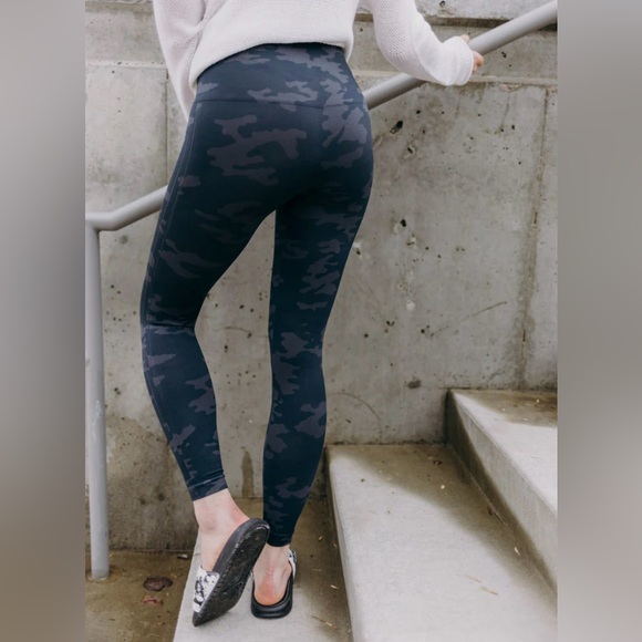 New Spanx Look At Me Now Black Camo Legging Size M - Picture 9 of 10